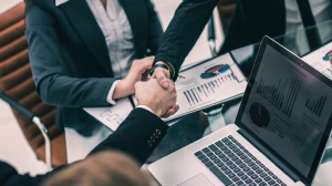 Tytuł: „10 naturalnych składników w kosmetykach, które naprawdę odmieniają skórę — jak je rozpoznawać i stosować”